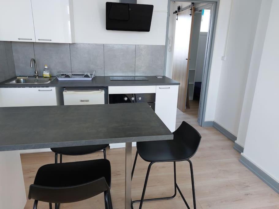 Le Voltaire - T2 Neuf Face Pyrenees Apartment ตาร์บ ภายนอก รูปภาพ